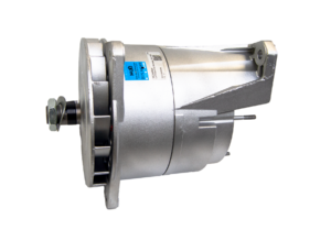 Lichtmaschine Mercedes 28V 140A &#8211; mit BOSCH &#8211; Regler Vergleichsnummer: 0061542102; 0071542802; 0081547802; 0091540802; 0091540902; 0111545002; 0120689505; 0120689511; 0120689513; 0120689520; 0120689522; 0120689526; 0120689528; 0120689530; 0120689531; 0120689532; 0120689533; 0120689535; 0120689543; 0120689548; 0120689549; 0120689552; 0120689561; 0120689566; 0120689571; 0120689574; 0120689587; 0120689591; 0986033550; 0986034610; 0986034910; 0986037420; 0986038290; 0986039140; 0986039410; 0986041640; 0986045990; 11201757; 11201868; 11201895; 11201902; 11203229; 115-00004-R; 115-00579-R; 1173846; 1179882; 1180040; 1181679; 118617; 118650; 119879; 119881; 119940; 12201027; 1244090; 1254010; 160675; 17201757; 19025312; 19025314; 19025316; 19025318; 19025330; 19025331; 19025335; 190253356; 19025337; 3032961; 365270; 42522949; 434014; 434016; 434027; 436570; 436583; 436584; 460675; 472302; 481593; 482756; 482842; 484574; 5010347544; 5010390082; 504021528; 5040215288; 556018140; 571520; 7421345000; 83261016501; 8EL730063001; 8EL730064001; 8EL737299001; 8EL737363001; 8EL737364001; 8EL737992001; 9519360; 9933550; 9934610; 9934910; 9938290; 9939140; 9941640; A0061542102; A0071542802; A0081547802; A0091540802; A0111545002; AAT1302; AAT1303; AAT1306; AAT1308; AAT1310; AAT1327; CA1224IR; CA1235IR; CA1236IR; CA1667IR; CA823IR; CA824IR; DRA3550; DRA3558; DRA4910; DRA7420; DRA8290; DRA9140; DRB1640; IA0519; IA0868; IA0895; IA0902; IA1092; IA1096; LRA00974; LRA02481; LRA02485; LRA02519; LRA2481; LRA2485; LRA2519; LRA974; MAR861; SP3618; SP5654; SP5684; SP5685; SP6114 MEB-Nr.: 115-00579-R